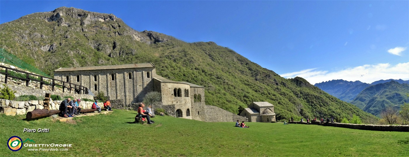 25 Abbazia di San Pietro al Monte (640 m) con vista sul Corno Birone a dx e contrafforti Monte Rai a sx.JPG